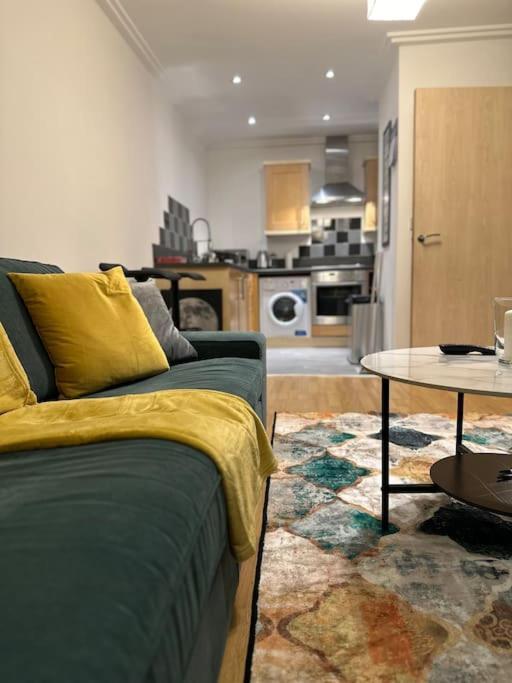 Entire Flat In Ealing Apartment Londra Exterior foto