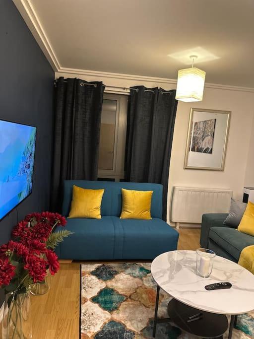 Entire Flat In Ealing Apartment Londra Exterior foto