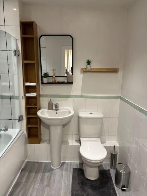 Entire Flat In Ealing Apartment Londra Exterior foto